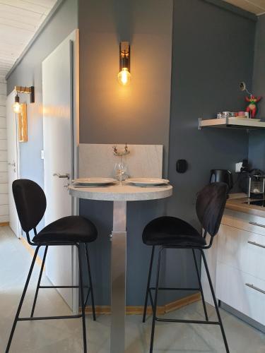 une cuisine avec un comptoir entouré de deux tabourets dans l'établissement I have a dream, à Colmar