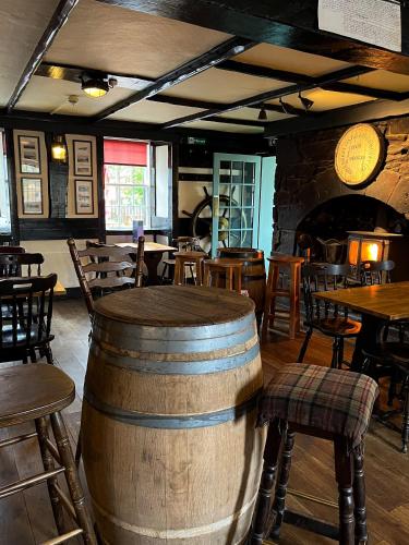 Un restaurante u otro lugar para comer en Crown and Anchor Inn