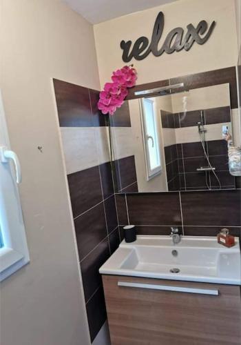 une salle de bain avec un lavabo blanc et un miroir dans l'établissement Magnifique maison individuel avec piscine hors-sol, à Sainte-Maxime