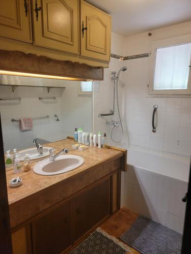 ランブクにあるMaison T4, campagne Provençale calme, tout confortの洗面台と浴槽のあるバスルーム