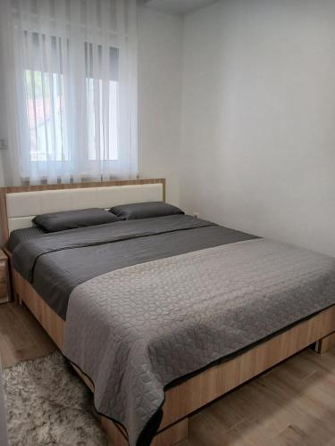 ModričaにあるSMART LUX Apartmentの部屋の中に大きなベッドがある寝室