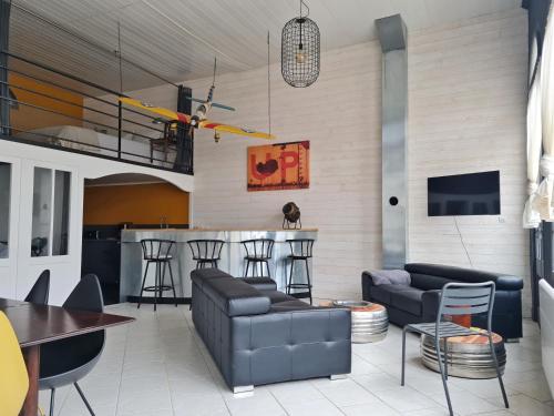 un salon avec un canapé et un bar dans l'établissement Le petit Casino, insolite et vue mer, à Ault