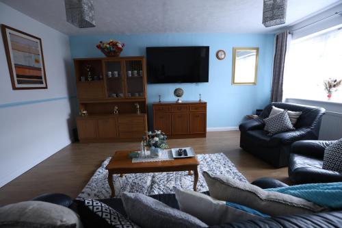 a living room with a couch and a coffee table at BEAUTIFUL 4 BED HOUSE IN Cul-De-Sac in Erith