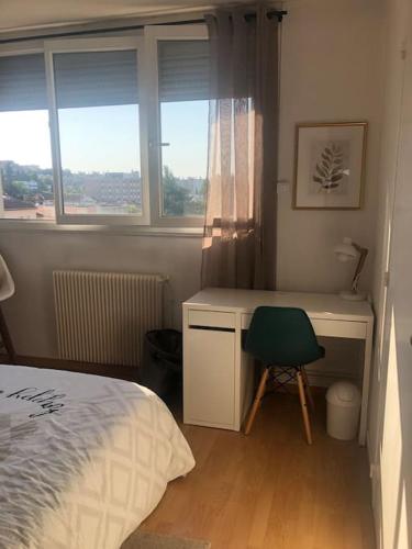 une chambre avec un bureau et un lit avec une chaise verte dans l'établissement T4 lumineux proche hypercentre, à Toulouse