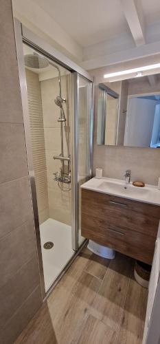 une salle de bain avec une douche, un lavabo et une baignoire dans l'établissement Villa Canto Rano, à Valras-Plage