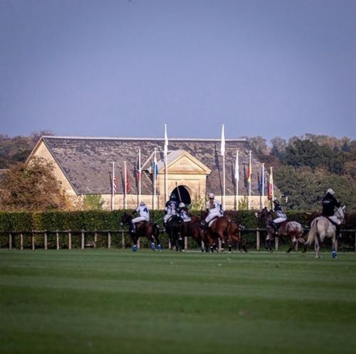 un groupe de personnes à cheval sur un champ dans l'établissement le cottage, à Apremont