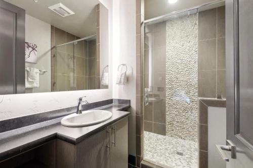 ein Badezimmer mit Waschbecken und Dusche in der Unterkunft Lupfer Unit D in Whitefish