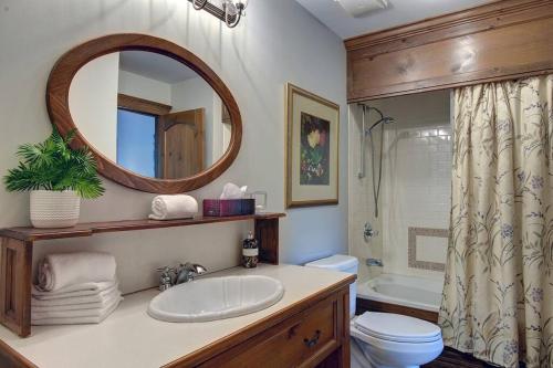 Ένα μπάνιο στο Manoirs-Luxury Golf - 1KM to Mont-Tremblant with AC