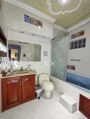 Ένα μπάνιο στο The Clover Home