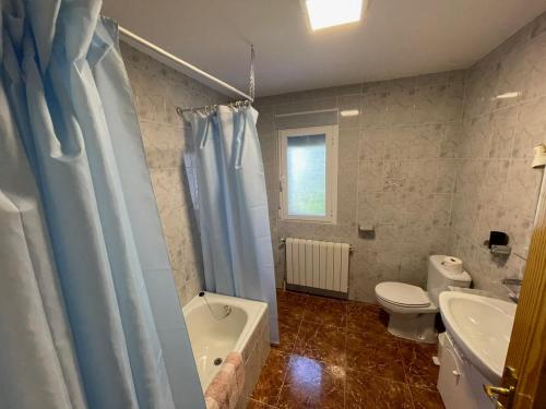 a bathroom with a tub and a toilet and a sink at Casa Amplia en el CASCO ANTIGUO de Castril in Castril