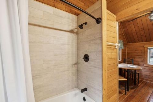 Koupelna v ubytování Lost Horse Lodge King Cabin 11 PetsOK