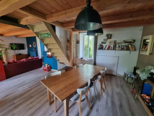 une table et des chaises en bois dans un salon dans l'établissement Maison de charme proche océan, à Soullans