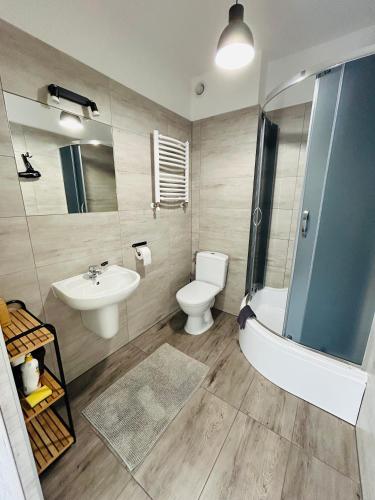 a bathroom with a sink and a toilet and a shower at Noclegi na Turystycznej-noclegi w sercu uzdrowiska in Kudowa-Zdrój