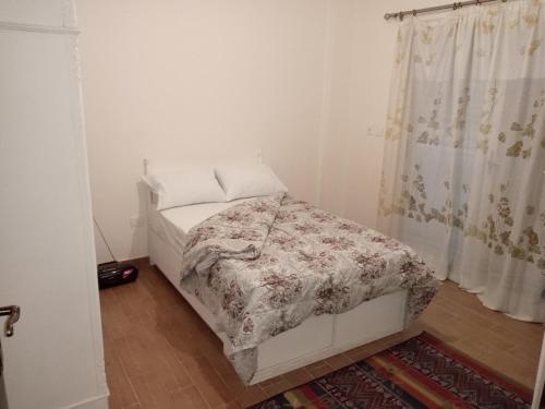 Postel nebo postele na pokoji v ubytování Cozy Apartment At New Cairo Compound Dar Misr El Koronfil