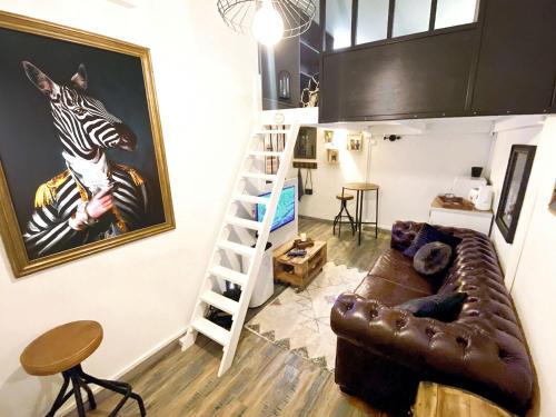 Photo de la galerie de l'établissement L'INTIMISTE à Saint Lô - Atypique - Studio Duplex Privé tout équipé - Gare - Centre - Parking gratuit - Entrée autonome - Chambre en mezzanine - Wifi - Netflix - Lave-linge, à Saint Lo