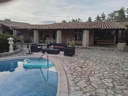 un complexe avec une piscine et une maison dans l'établissement mas de la berlusiere, à Saint-André-de-Cruzières