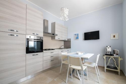 Kuchyň nebo kuchyňský kout v ubytování Riva Vieste Suites
