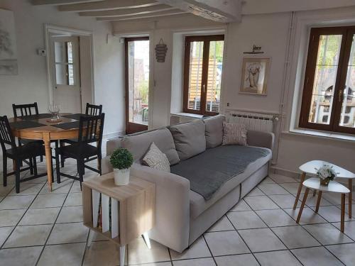 un salon avec un canapé et une table dans l'établissement Gîte en pleine nature, à Les Isles-Bardel