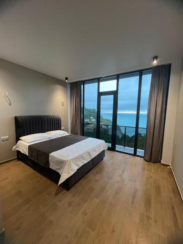 Postel nebo postele na pokoji v ubytování Modern Villa Kvariati With Panoramic Sea View
