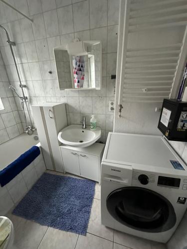 a small bathroom with a washing machine in it at Monteuren und Studentenwohnungen Bettvermietung in Geislingen an der Steige