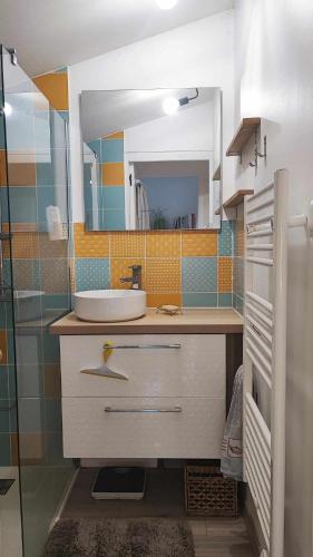une salle de bain avec un lavabo et un miroir dans l'établissement Maison de Pêcheur, à Piriac-sur-Mer