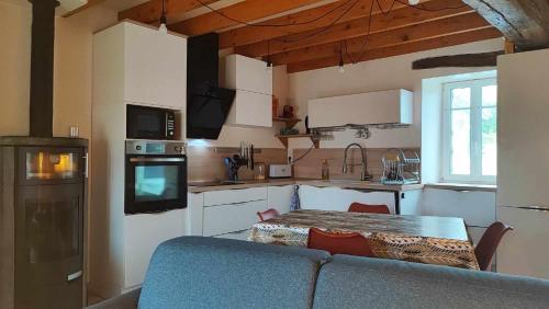 - une cuisine avec un canapé bleu dans une chambre dans l'établissement Maison de Pêcheur, à Piriac-sur-Mer