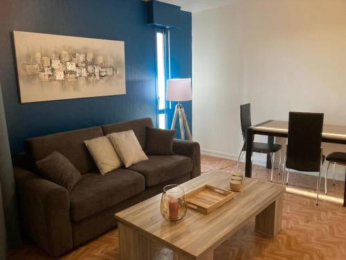 un salon avec un canapé et une table dans l'établissement Secteur Hôpital Universités et centre sportif, à Saint-André-les-Vergers