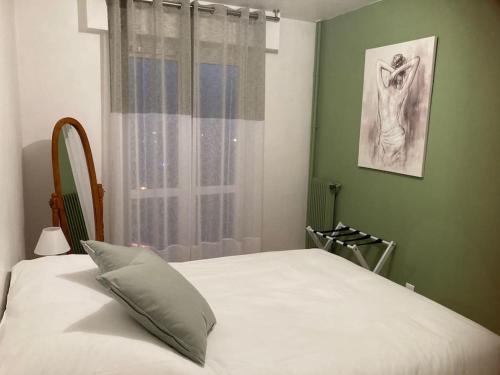 une chambre avec un lit blanc avec une fenêtre dans l'établissement Secteur Hôpital Universités et centre sportif, à Saint-André-les-Vergers