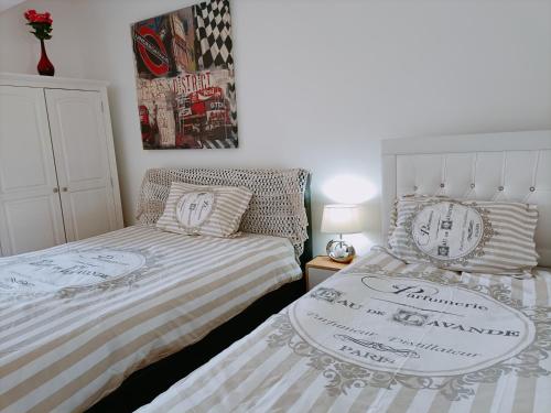 Ένα ή περισσότερα κρεβάτια σε δωμάτιο στο Charmant appartement indépendant, 5 mn de Rouen, avec terrasse, refait à neuf
