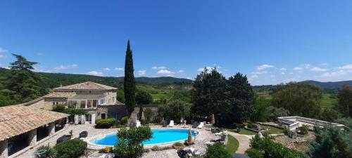 une vue aérienne d'une villa avec piscine dans l'établissement Mas de la berlusiere chambres d hotes en ardeche du sud, à Saint-André-de-Cruzières