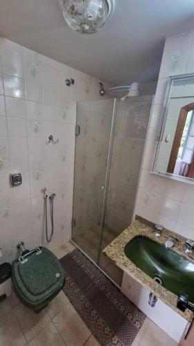 Ένα μπάνιο στο Loft charmoso com área de lazer