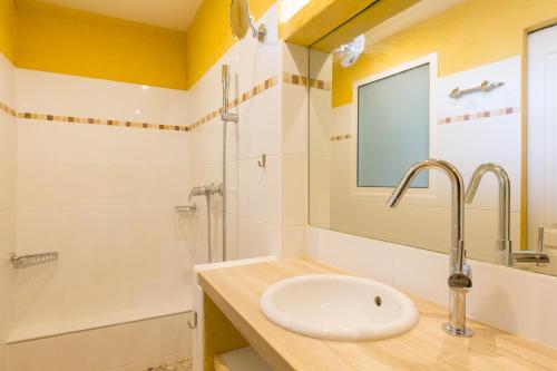 une salle de bain avec un lavabo et une douche dans l'établissement Guesthouse Eco Hostel La Girelle Calanques, à Marseille