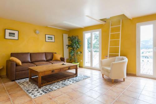 un salon avec un canapé et une table dans l'établissement Guesthouse Eco Hostel La Girelle Calanques, à Marseille