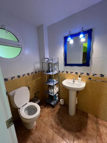 a bathroom with a toilet and a sink at Casa familiar en la almadraba con espectacular terraza in El Pozo del Cabo