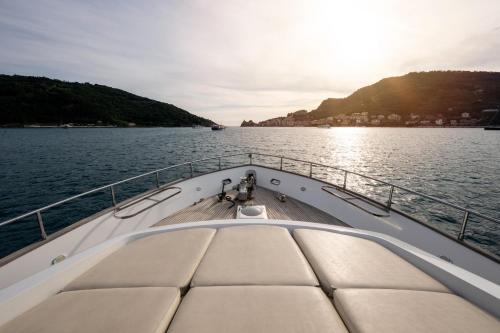 ein Boot auf einem Wasserkörper mit Sonnenuntergang in der Unterkunft Yacht San Lorenzo 22 in La Spezia