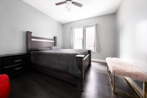 Ένα ή περισσότερα κρεβάτια σε δωμάτιο στο Quiet 4BR near Niagara Falls & Casino