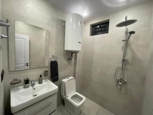 a small bathroom with a sink and a toilet at White Villa Armenia in Kotaykʼ