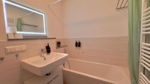 Bagno di AuraLoft - 3 Zimmer, 2 Bäder, 2 Parkplätze, Balkon & Aufzug