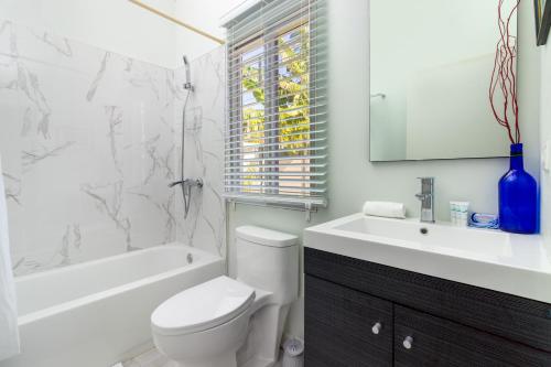 Un baño con un inodoro blanco y un lavabo. en Draxhall Beach Access Gated Community Full Air Con, en Georgia