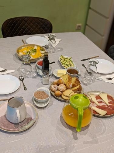 un tavolo con piatti di bicchieri da cibo e da vino di Alvares de Corvera a El Pontón