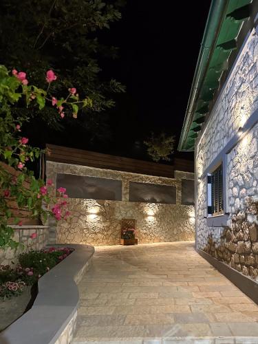 Το κτήριο όπου στεγάζεται  η παραθεριστική κατοικία