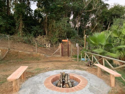 Taman di luar Casa de campo Domeni rustica e próximo a cidade de Juiz de Fora MG