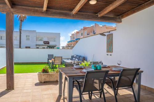 Beach at 30m, great terrace, home office & fibre