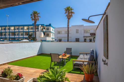 Beach at 30m, great terrace, home office & fibre