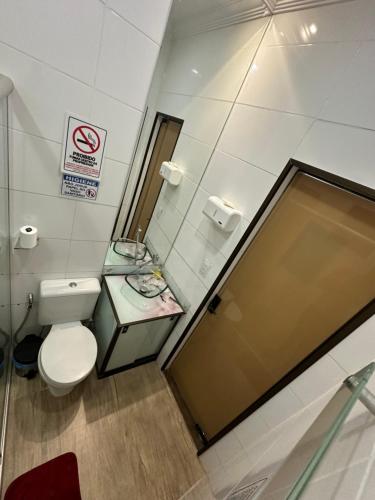 Bilik mandi di Hostel Amarelinho