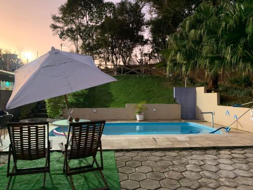 Kolam renang di atau dekat dengan Casa de campo Domeni rustica e próximo a cidade de Juiz de Fora MG