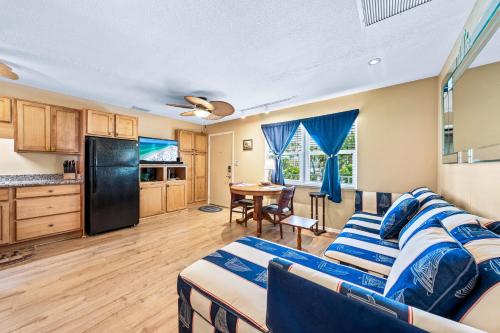 a living room with a couch and a kitchen at Gulf Holiday By Beachside Management in Siesta Key