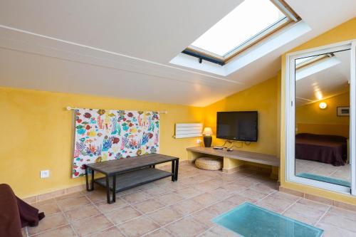 World Hostel Condo Rooftop Veranda Terrace