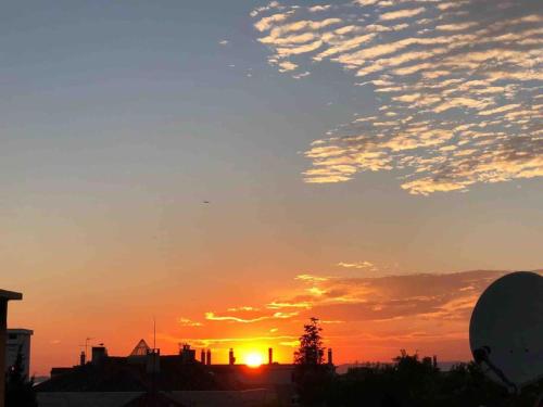 - un coucher de soleil sur le ciel dans l'établissement World Hostel Condo Rooftop Veranda Terrace, à Marseille