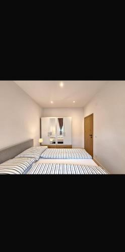 Postel nebo postele na pokoji v ubytování Spacious 2 - Room Apartment - 6 Guests, 24h Check-in, Near Vienna